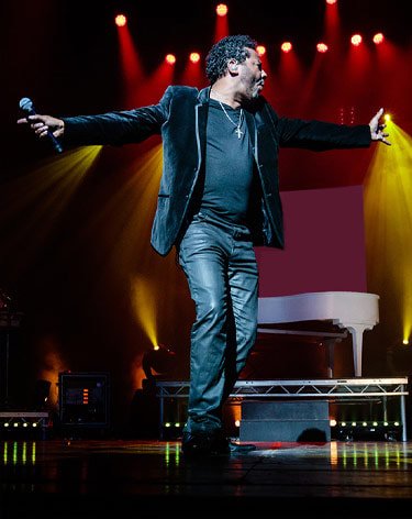 picture of lionel ritchie tribute on stage